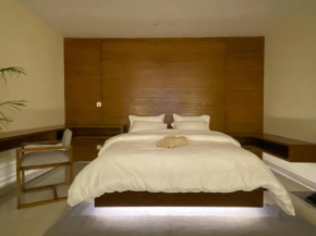 Skyluxe Designer Studio with rooftop Pool & Self Check In